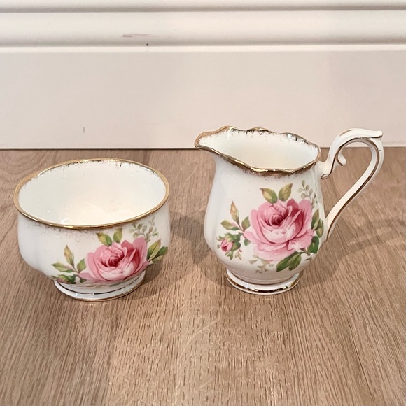 Beautiful Royal Albert American Beauty Bone China Creamer and Sugar Bowl England - Picture 1 of 7